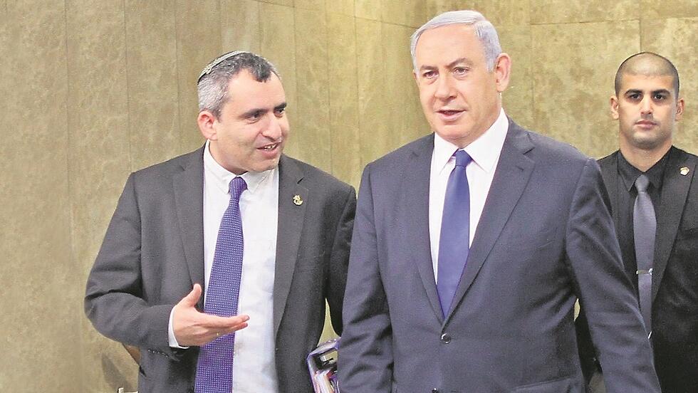 "אני לא זוכר כניעה אחרי כניעה בהיקפים כאלה בנושאי דת-מדינה. מדובר בנתניהו אחר". אלקין ונתניהו (צילום: אלכס קולומויסקי) זאב אלקין ובנימין נתניהו