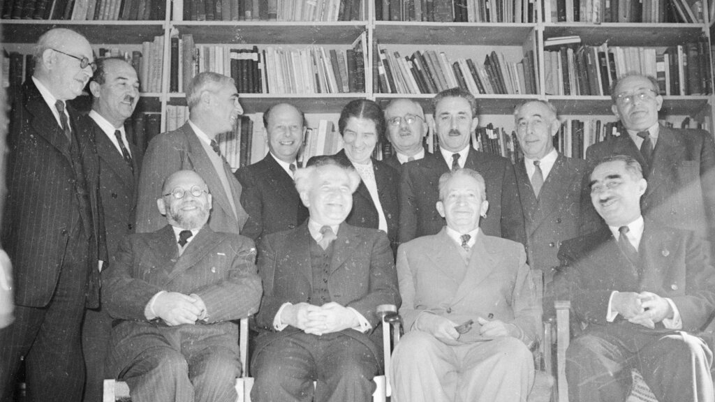 אוקטובר 1952. דוד בן גוריון וחברי הממשלה בטקס השבעת הממשלה הרביעית (צילום: דוד רובינגר) דוד בן גוריון 24.10.1952 בטקס השבעת הממשלה הרביעית. בתמונה גם גולדה מאיר, לוי אשכול, ישראל רוקח, משה שרת ועוד