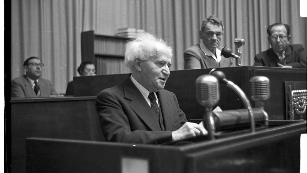 דצמבר 1959. ראש הממשלה, דוד בן גוריון, נואם בבית פרומין, משכן הכנסת הזמני (צילום: דוד רובינגר) דוד בן גוריון 1.12.1959 נואם בבית פרומין, משכן הכנסת הזמני