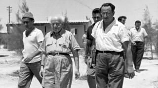 דוד בן גוריון  16.8.1961 עם יצחק נבון ועיתונאים בביתו בשדה בוקר