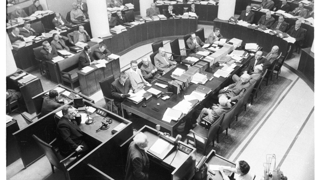 ינואר 1958. ראש הממשלה, דוד בן גוריון, במליאת הכנסת בבית פרומין (צילום: דוד רובינגר) דוד בן גוריון 1.1.1958 עם שרי הממשלה במליאת הכנסת בבית פרומין