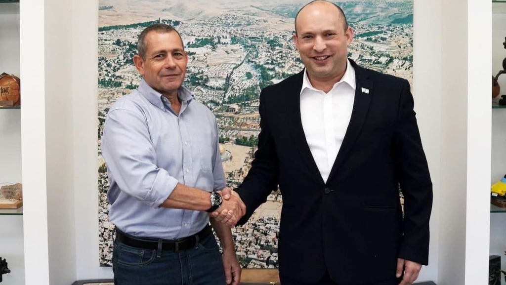 Nadav Argaman and Naftali Bennett נפתלי בנט נפגש עם ראש השב"כ נדב ארגמן בביקור ראשון במטה השב"כ