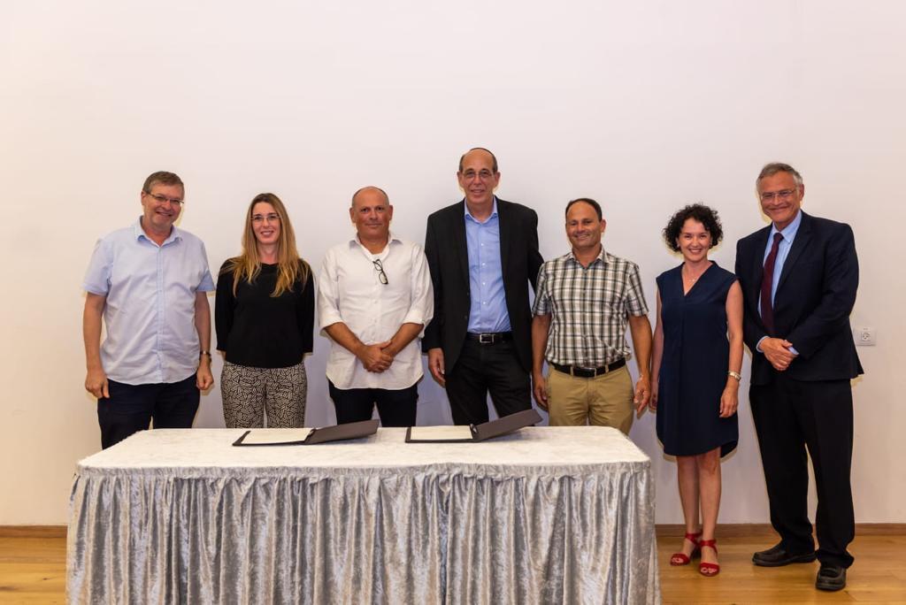 מימין לשמאל: דיקן רפואה פרופ' קרל סקורצקי, ורדית גילאור מנהלת מצויינות בקרן רוטשילד, אלי בוך מקרן רוטשילד, פרופ' אריה צבן נשיא אוניברסיטת בר-אילן, מיקי קליגר מקרן רוטשילד, טל שגיא פארן מנהלת הקרן, פרופ' אמנון אלבק רקטור האוניברסיטה (צילום: הפקולטה לרפואה של אוניברסיטת בר-אילן) מימין לשמאל: דיקן רפואה פרופ' קרל סקורצקי, ורדית גילאור מנהלת מצויינות בקרן רוטשילד, אלי בוך מקרן רוטשילד, פרופ' אריה צבן נשיא אוניברסיטת בר-אילן, מיקי קליגר מקרן רוטשילד, טל שגיא פארן מנהלת הקרן, פרופ' אמנון אלבק רקטור האוניברסיטה