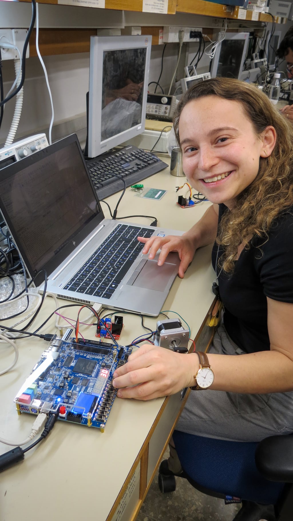סטודנטית בעבודה עם לוח FPGA (צילום: תהילה כץ) סטודנטית בעבודה עם לוח FPGA