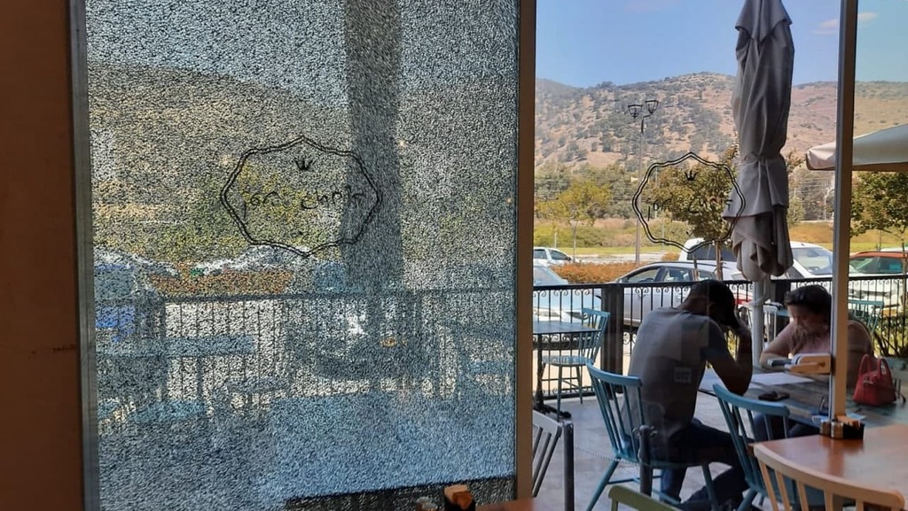 המסעדה אחרי הירי (צילום: אביהו שפירא ) קפה נמרוד