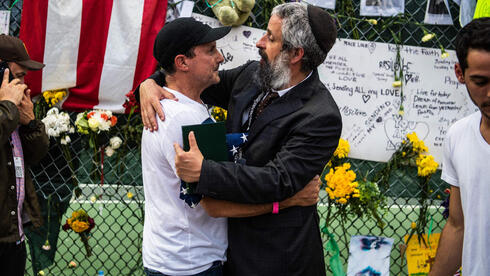Tears, prayers mark end to search for Miami condo survivors