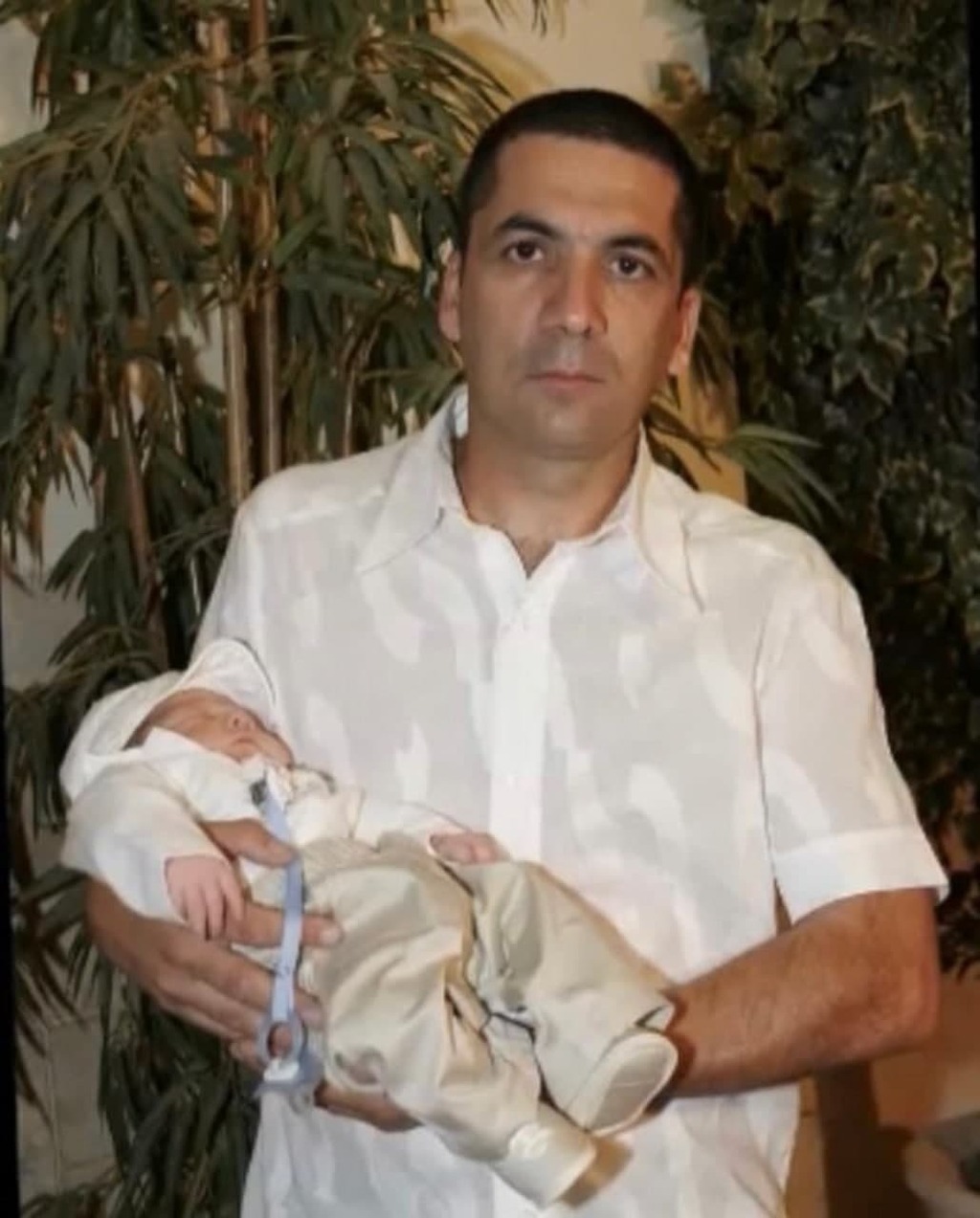 ליעד התינוק בידי אביו. "לא רוצה להיות יתום"
(באדיבות המשפחה) תמונות משפחתיות של ליעד חלפון עם אביו שמוליק שנהרג במלחמת לבנון השנייה