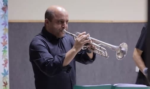 מנגן גם על חצוצרה. ד"ר איל חולתא ד"ר איל חולתא