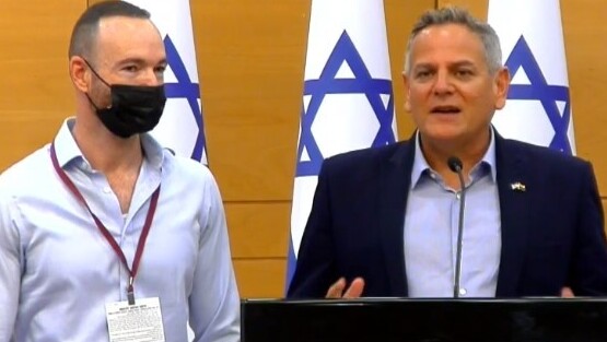 ניצן הורוביץ עם איתי ויואב פנקס ארד