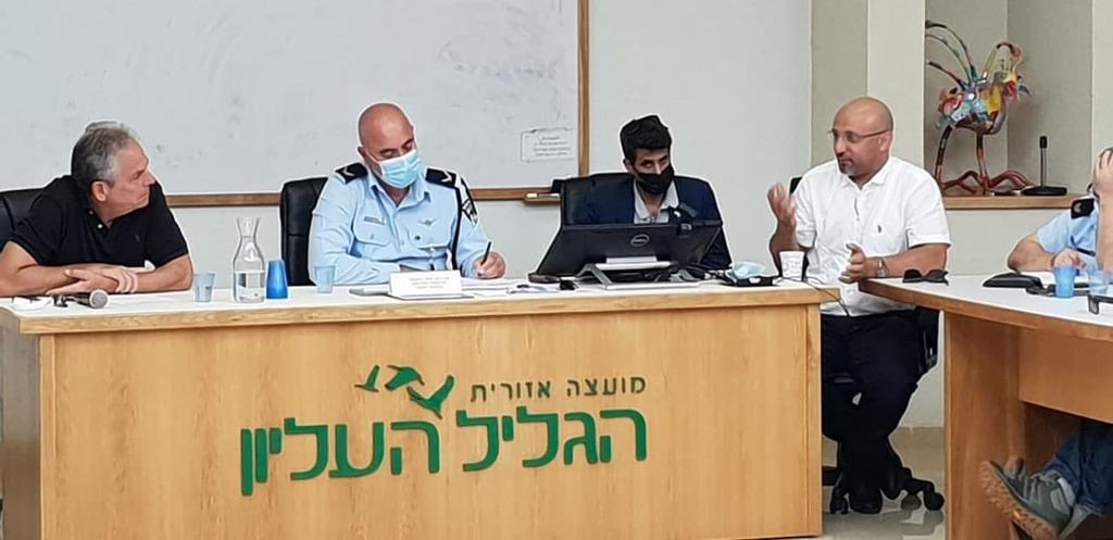 הישיבה אתמול בין ראשי הרשויות לצמרת המשטרה (צילום: דוברות אשכול גליל מזרחי) גיורא זלץ, וקי תחאוכו, אביחי שטרן