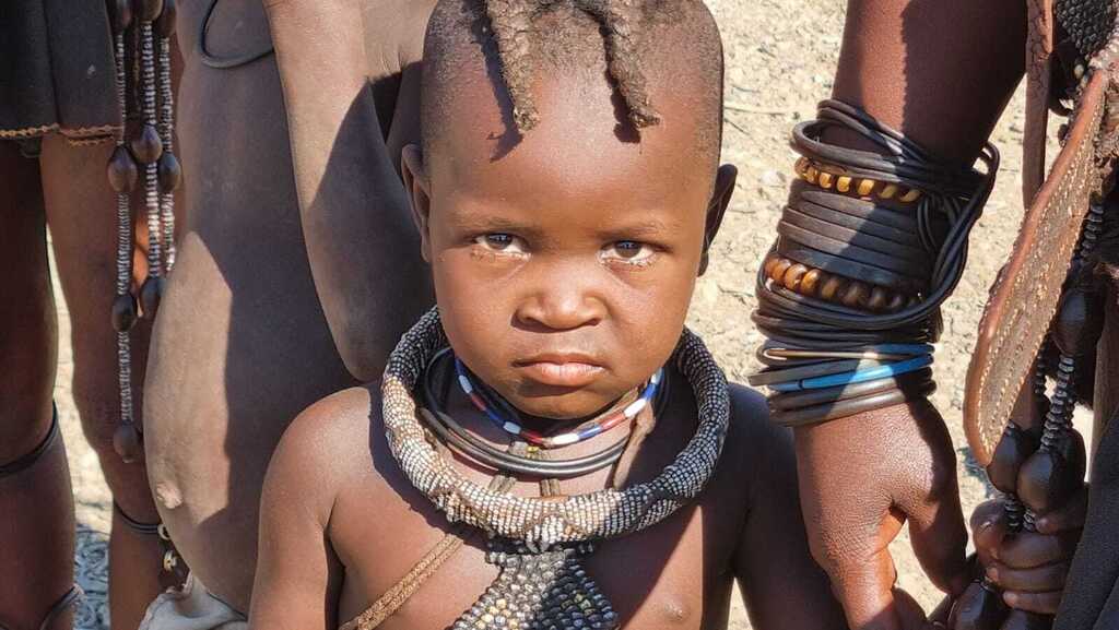ילד צעיר משבט ההימבה בנמיביה. 