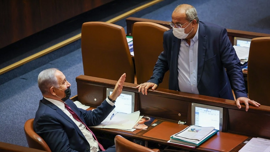 טיבי עם נתניהו במליאה לפני שבועיים. "הקואליציה תשנה גישה? גם אנחנו" (צילום: נועם מושקוביץ, דוברות הכנסת) אחמד טיבי ובנימין נתניהו