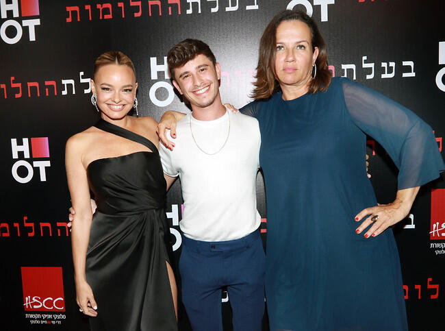 הוא מגלם את הבן של יב"ז בסדרה. גרנט ורועי רביב