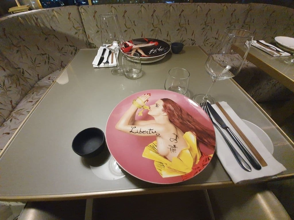 צלחות פרובוקטיביות של האמן הצרפתי פיליפ שנטי (צילום: חגי דקל) פופ אנד פופ