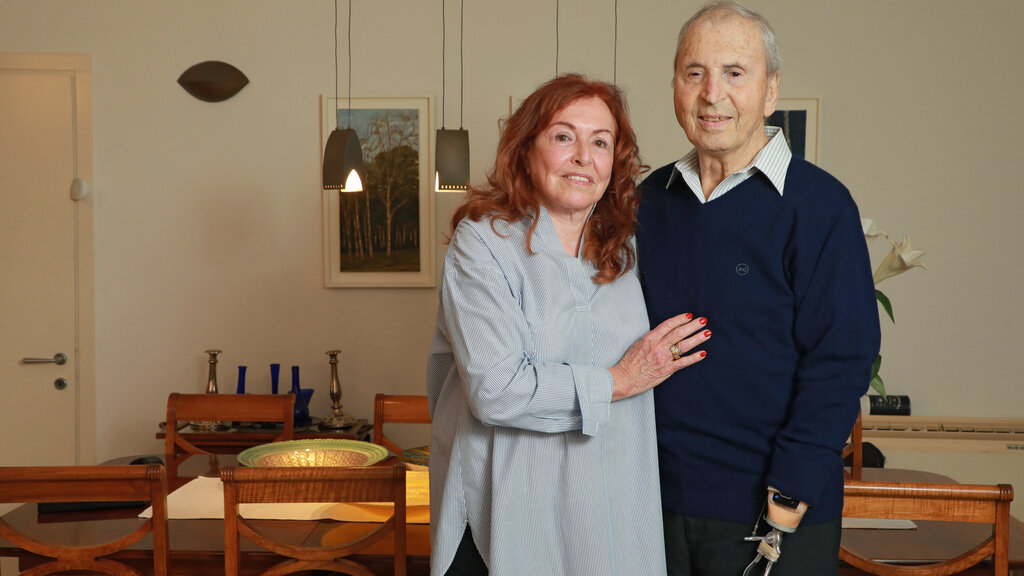 Yekutiel Gershoni with his wife (Photo: Dana Kopel) יקותיאל גרשוני