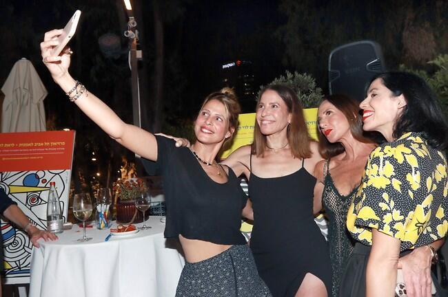 מי צריך מוט סלפי כשיש את היד של שרון דוראני? (צילום: ענת מוסברג) מי צריך מוט סלפי כשיש את היד של שרון דוראני?