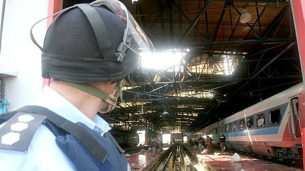 החור בגג מוסך הרכבת בעקבות נפילת הטיל (צילום: אלעד גרשגורן) החור בגג מוסך הרכבת בעקבות נפילת הטיל
