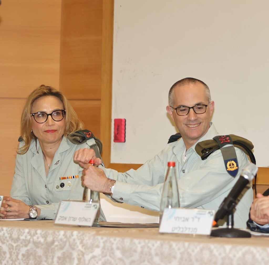 הפצ"ר היוצא שרון אפק והפצ"רית הנכנסת יפעת תומר ירושלמי (צילום: מוטי קמחי ) יפעת תומר ירושלמי ושרון אפק