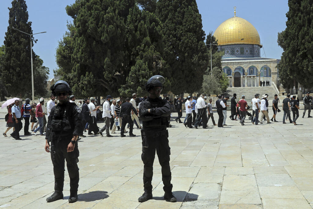Jewish worshippers going to the Temple Mount (Photo: AP) מתפללים יהודים עולים ל הר הבית ירושלים בתשעה באב