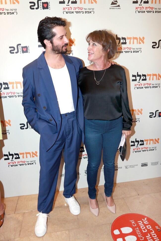 אמא יקרה לו. עם אמא דלית