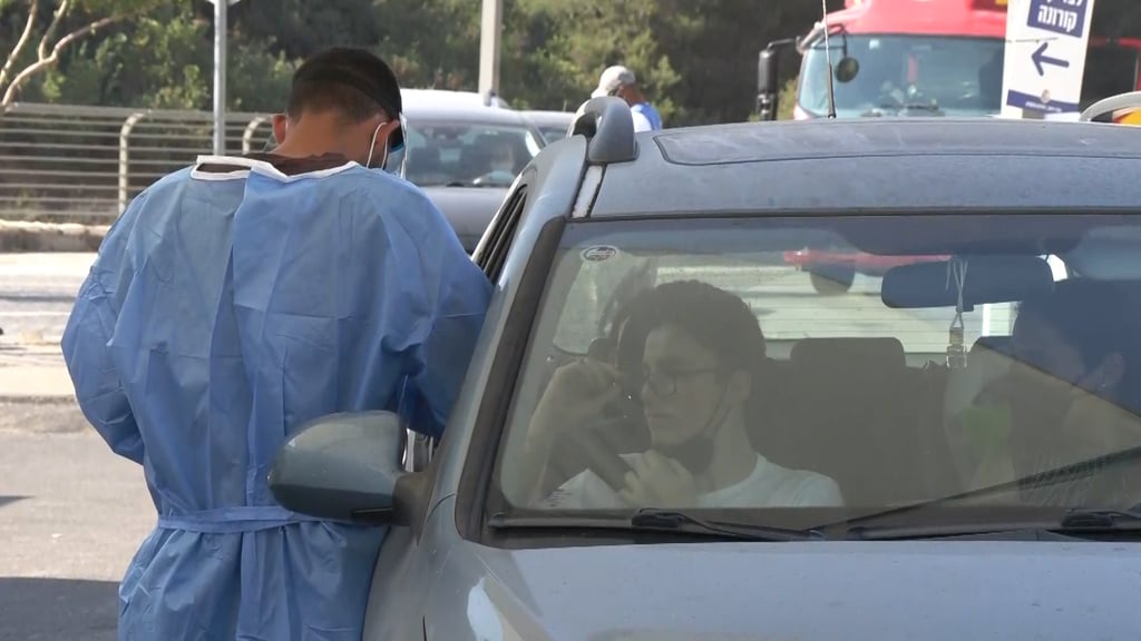 A drive-through testing site for coronavirus in Jerusalem (Photo: Gil Yohanan) התור בכניסה למתחם בירושלים