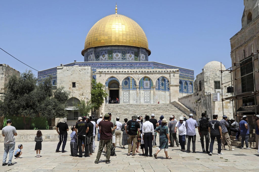 עולים להר הבית בתשעה באב, לפני שנה (צילום: AP) מתפללים יהודים עולים ל הר הבית ירושלים בתשעה באב