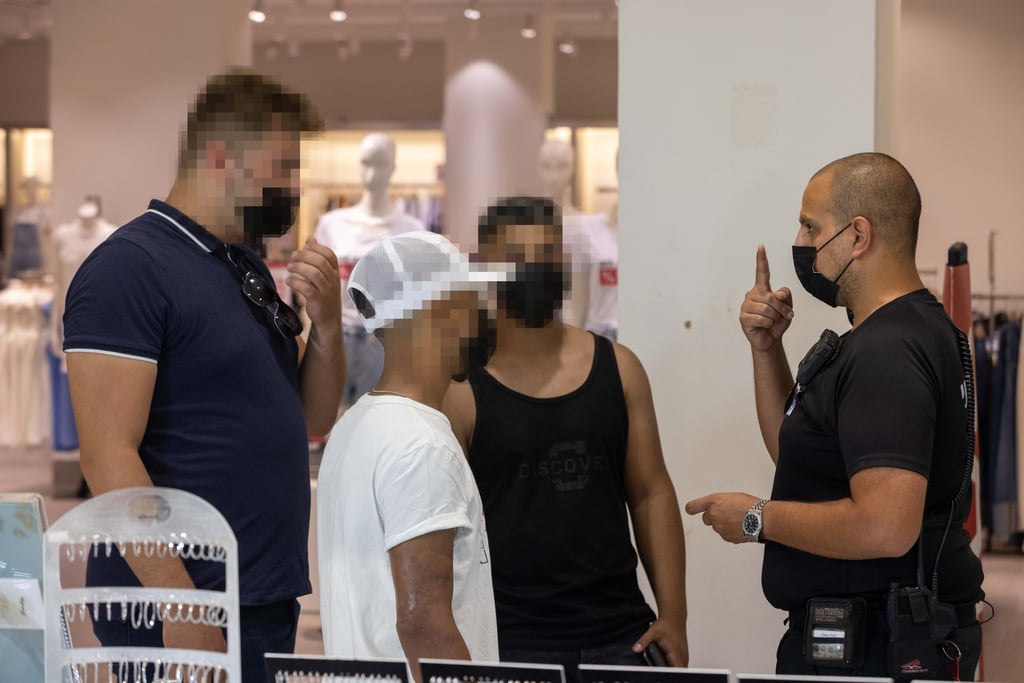 An inspector instructs visitors to a mall in Rishon Lezion on how to correctly wear their face masks (Photo: Tal Shahar) אכיפה של עטיית מסכות בקניון הזהב בראשון לציון