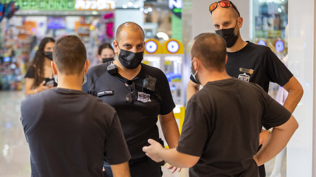 Inspectors at a mall in Rishon Lezion enforcing the mask mandate (Photo: Tal Shahar) אכיפה של עטיית מסכות בקניון הזהב בראשון לציון
