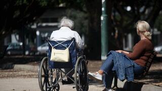 קשיש ומטפלת בכיכר המדינה בתל אביב. למצולמים אין קשר לכתבה