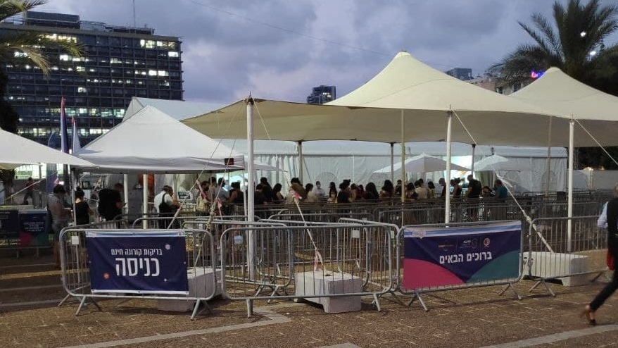 Dozens line up for coronavirus test at a pop-up testing center at Rabin Square in Tel Aviv (Photo: Alon Strimling) מתחם הבדיקות בכיכר רבין