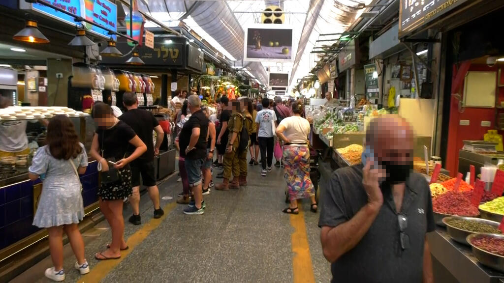 Mahane Yehuda Market in Jerusalem (Photo: Eli Mandelbaum) האם אנשים עוטים מסכה במקום פתוח עם צפיפות למרות שלא חייב?