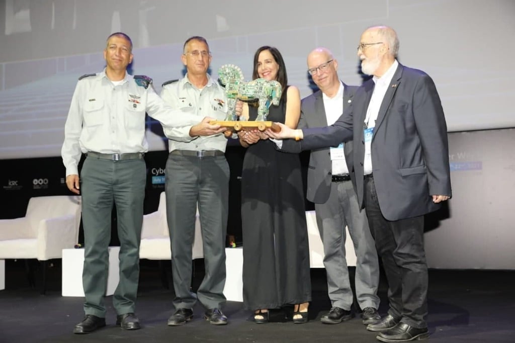 היום בכנס הסייבר: פרופ' איציק בן ישראל, פרופ' אריאל פורת, גילי דרוב היישטיין, ראש אמ"ן אלוף תמיר היימן וראש אגף התקשוב אלוף ליאור כרמלי (צילום: חן גלילי, שבוע הסייבר אוניברסיטת תל אביב) פרופ' איציק בן ישראל, פרופ' אריאל פורת, גילי דרוב היישטיין, תמיר היימן וליאור כרמלי בשבוע הסייבר באוניברסיטת תל אביב