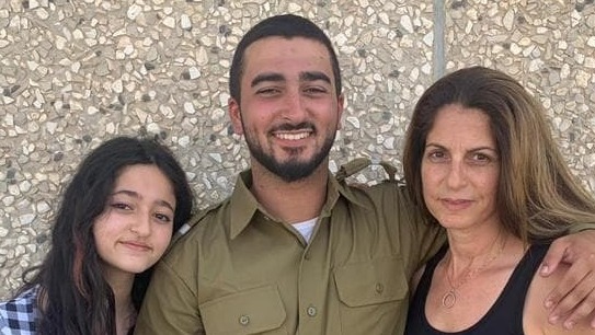 אורי חמו עם אמו ואחותו