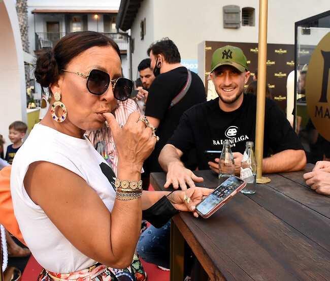 ללקק את האצבעות. אוולין הגואל (צילום: אמיר מאירי) ללקק את האצבעות. אוולין הגואל