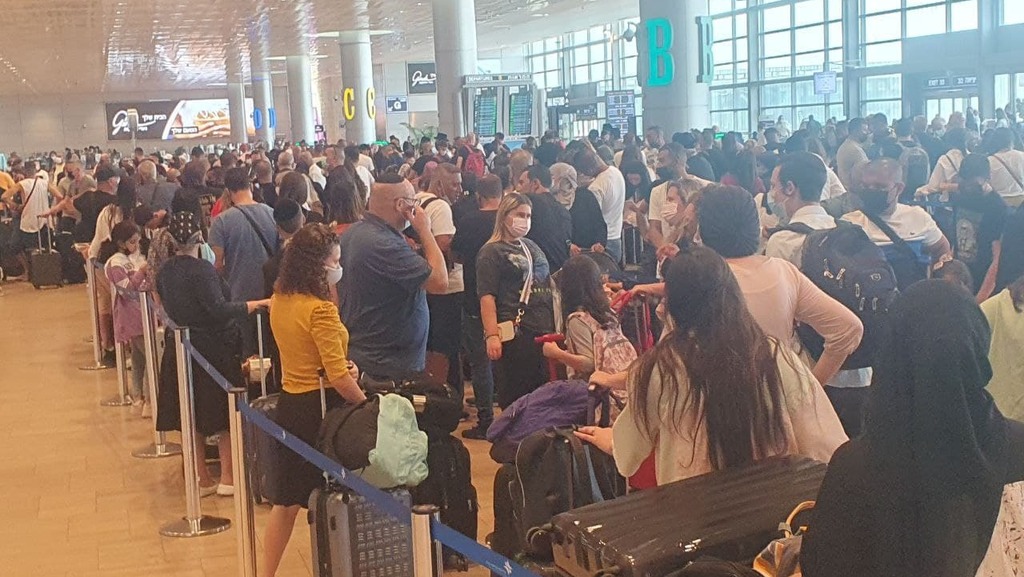 Israeli crowds at Ben-Gurion Airport before flying abroad on Tuesday (Photo: Barel Ephraim) עומסים בנתב"ג בצל העלייה בתחלואה