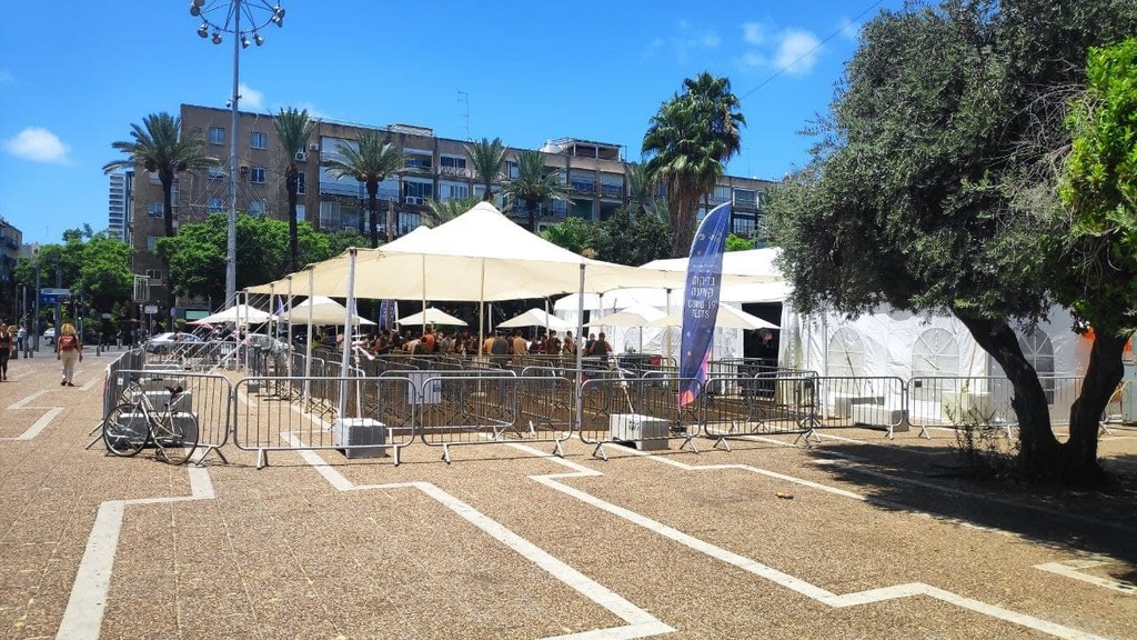 מתחם הבדיקות בכיכר רבין (צילום: אלון סטרימלינג) מתחם הבדיקות בכיכר רבין