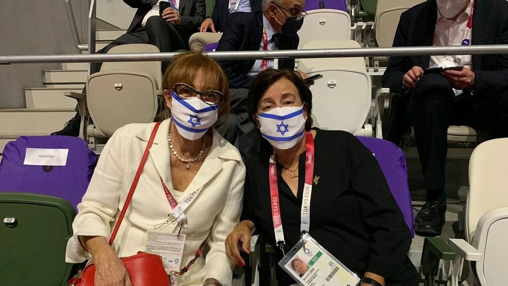 Ilana Romano and Ankie Spitzer, widows of murdered Israeli athletes at 2021 ceremony honoring victims of 1972 terror attack (Photo: Olympic Committee) אנקי שפיצר אילנה רומנו אולימפיאדה אולימפיאדת טוקיו י"א חללי מינכן גרמניה אלמנות אלמנה