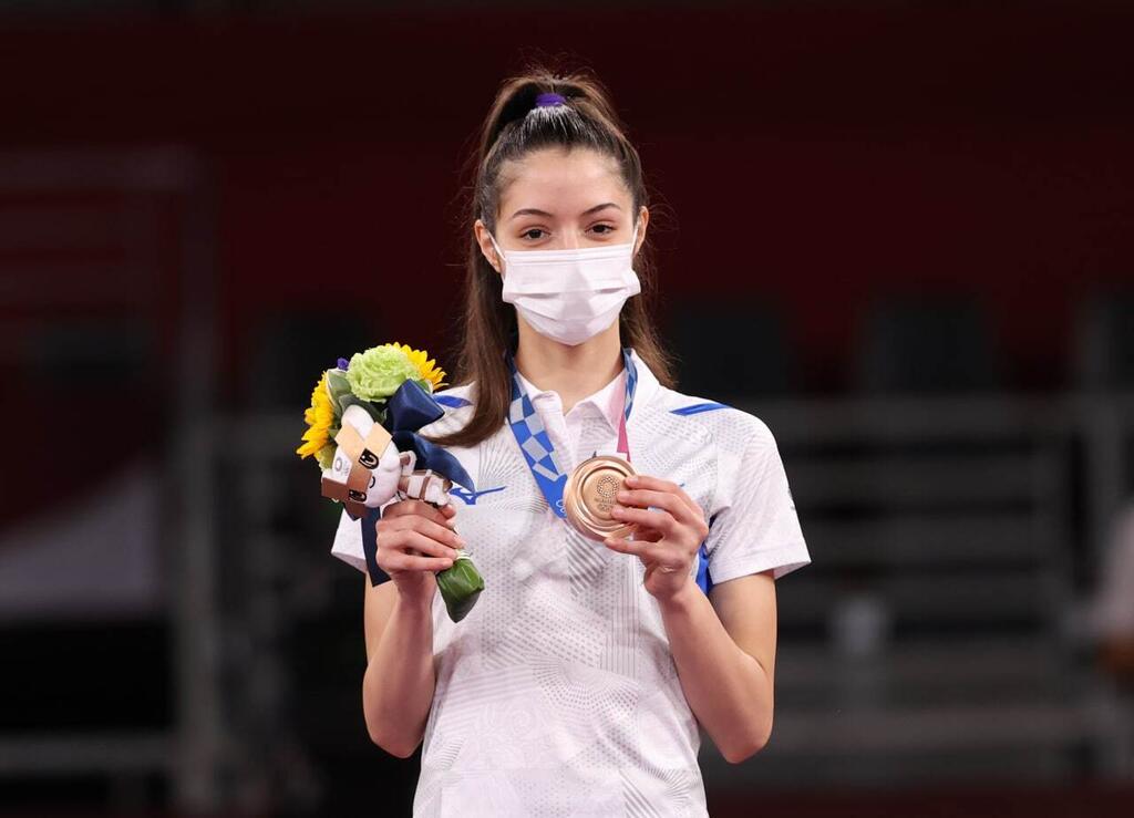 Avishag Semberg Satuday after taking the bronze in Women's Taekwondo 49kg (Photo: Oren Aharoni) אבישג סמברג עם המדליה