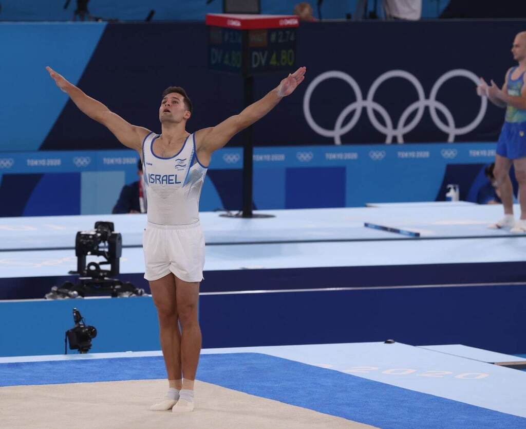 Gymnast Alex Shatilov performs his floor routine at Tokyo 2020 (Photo: Oren Aharoni) שטילוב בפעולה