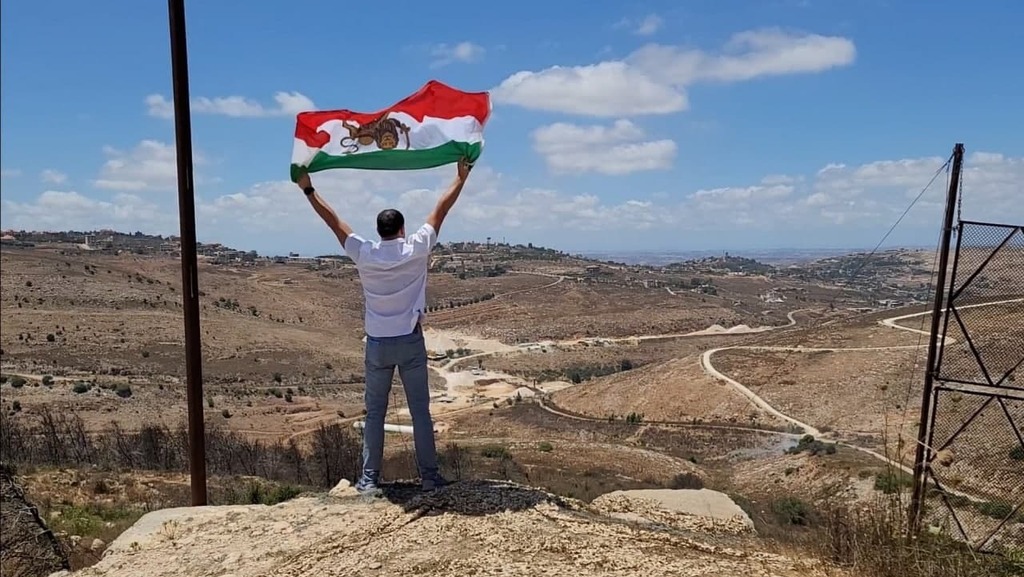 אחמד בתאבי עם הקודם של איראן על גבול לבנון (באדיבות FIDF) אחמד בטאבי עם הדגל הישן של איראן על הגבול עם לבנון