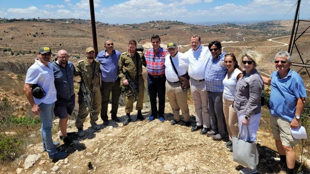 חברי המשלחת עם חיילי צה"ל בגבול לבנון (באדיבות FIDF) משלחת מתנגדי משטר איראני בביקור בבסיס צה"ל בגבול לבנון