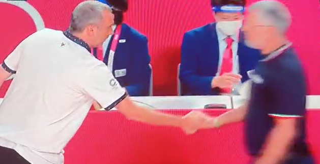 Ronen Ginzburg and Mehran Shahintab shaking heads before a match between the Czech Republic and Iran's basketball teams (Photo: Screenshot) לחיצת היד בין ננו גינזבורג ומהראן שאהינטאב
