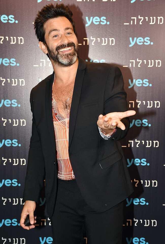 "יאללה גבר, צלם ורד ממני" (צילום: אמיר מאירי) "יאללה גבר, צלם ורד ממני"