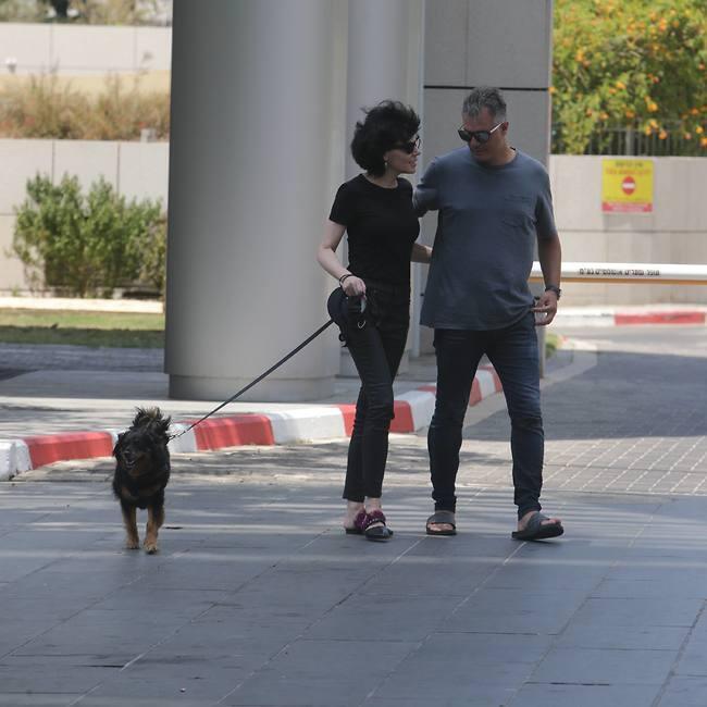 "עזבי אותך משטויות, העיקר חזרת ואני לא צריך לרדת עם הכלבה 3 פעמים ביום" (צילום: מוטי לבטון) "עזבי אותך משטויות, העיקר חזרת ואני לא צריך לרדת עם הכלבה 3 פעמים ביום"