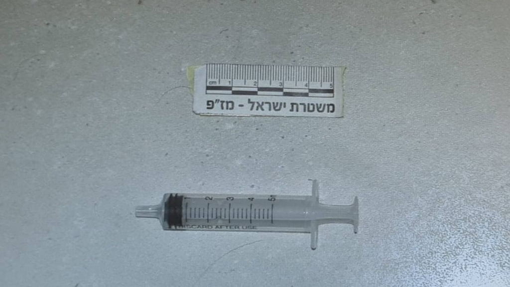 אחד המזרקים ששימשו לכאורה את הרופא הנאשם (צילום: דוברות המשטרה) הסתיימה חקירת הרופא המרדים : חשד שניסה לרצוח בעזרת מזרק עם חומר הרדמה ושוקר חשמלי