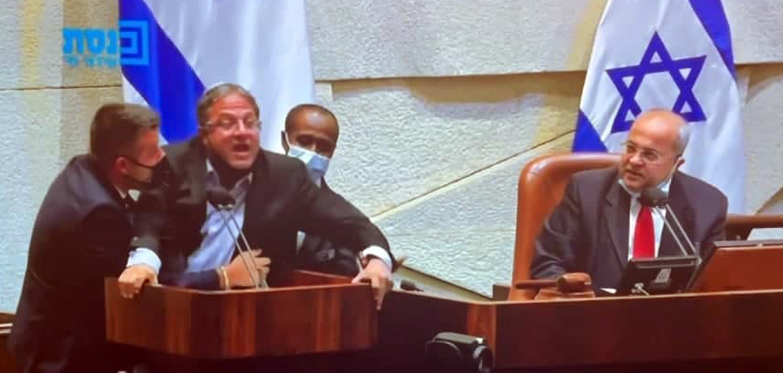בן גביר מסרב לרדת מהדוכן (צילום: ערוץ הכנסת) אחמד טיבי ואיתמר בן גביר