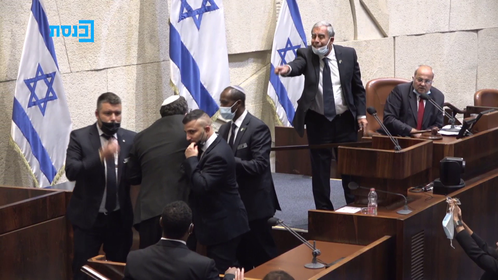 מיקי לוי הוזעק למליאה וזעם על בן גביר (צילום: ערוץ הכנסת) אחמד טיבי ואיתמר בן גביר
