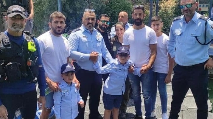 ראמוס וראא עם השוטרים (צילום: דוברות מחוז צפון, משטרת ישראל) יום כיף של יתומי המשטרה וצה"ל