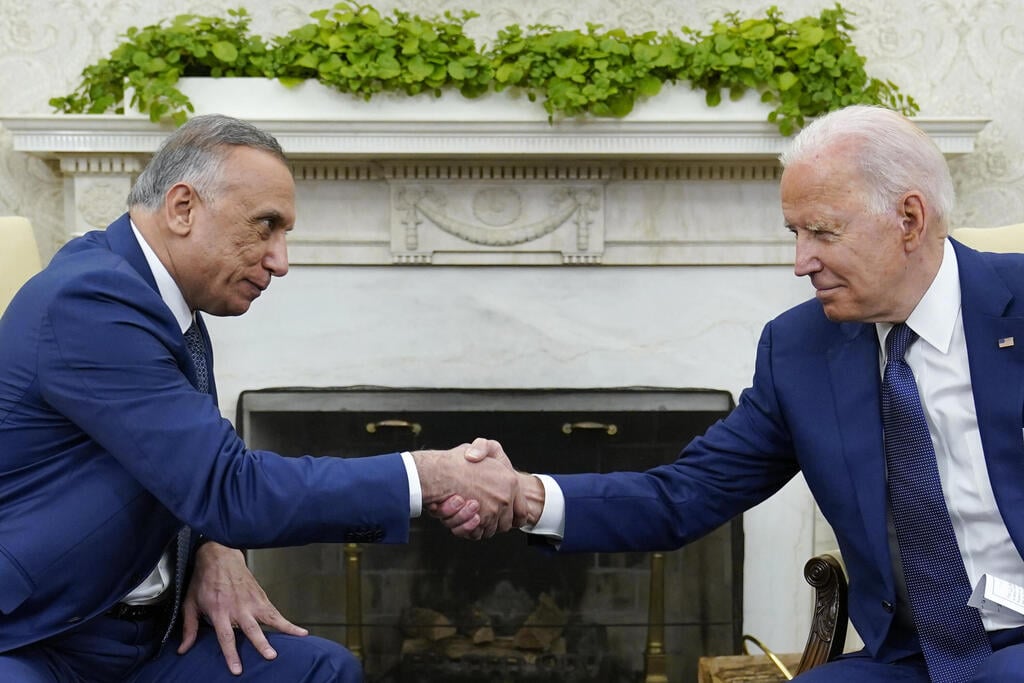 אל-כאזמי עם הנשיא ביידן, ביולי. מנסה למצוא איזון בין ארה"ב לאיראן (צילום: AP) ראש ממשלת עיראק מוסטפא אל כאזמי פגישה עם נשיא ארה"ב ג'ו ביידן בבית הלבן