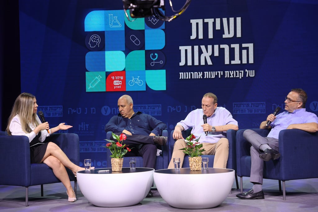 ד"ר רפאל ברכאן, פרופ' אבי ריבקינד, דורון איתן ואלכסנדרה לוקש (צילום יריב כץ ) ועידת הבריאות ידיעות אחרונות ynet היכל התרבות תל אביב